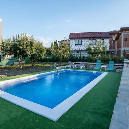 Smokinite Complex - Pool And Bbq Near The Βάρνα